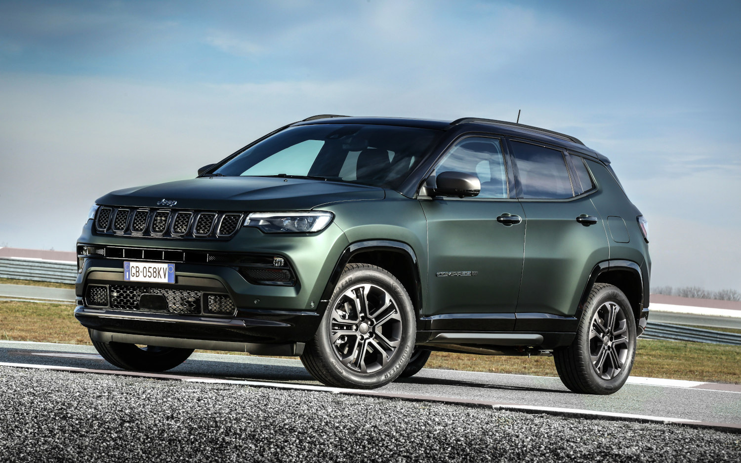 Comparison Jeep Compass 80th Anniversary 4xe 2022 vs Buick